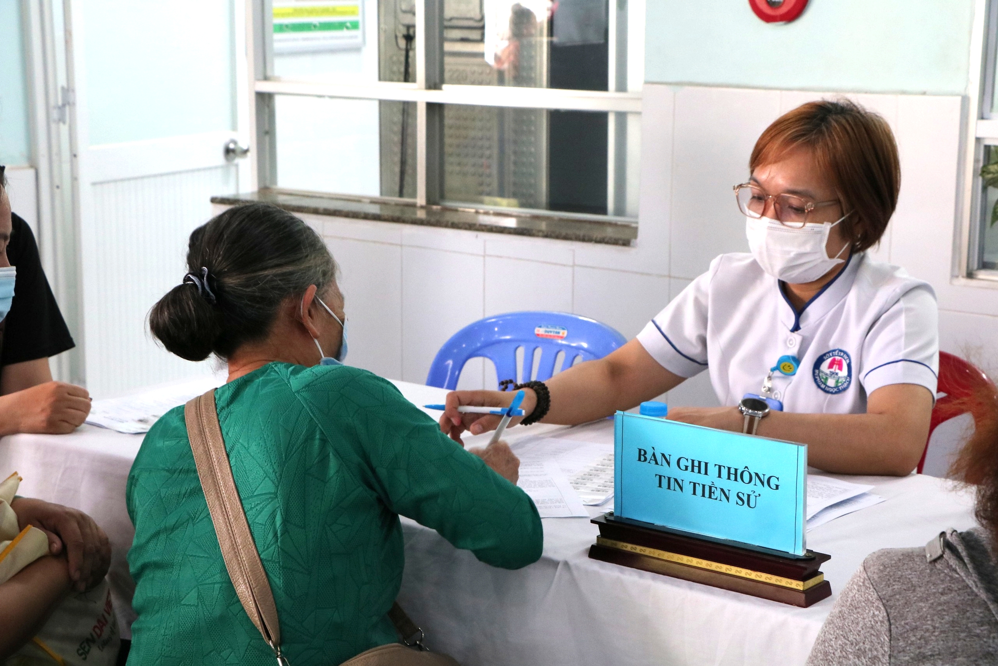 Giám đốc Sở Y tế TP.HCM: Người dân có thể lựa chọn bất kỳ cơ sở y tế nào để khám sức khỏe miễn phí - Ảnh 1.