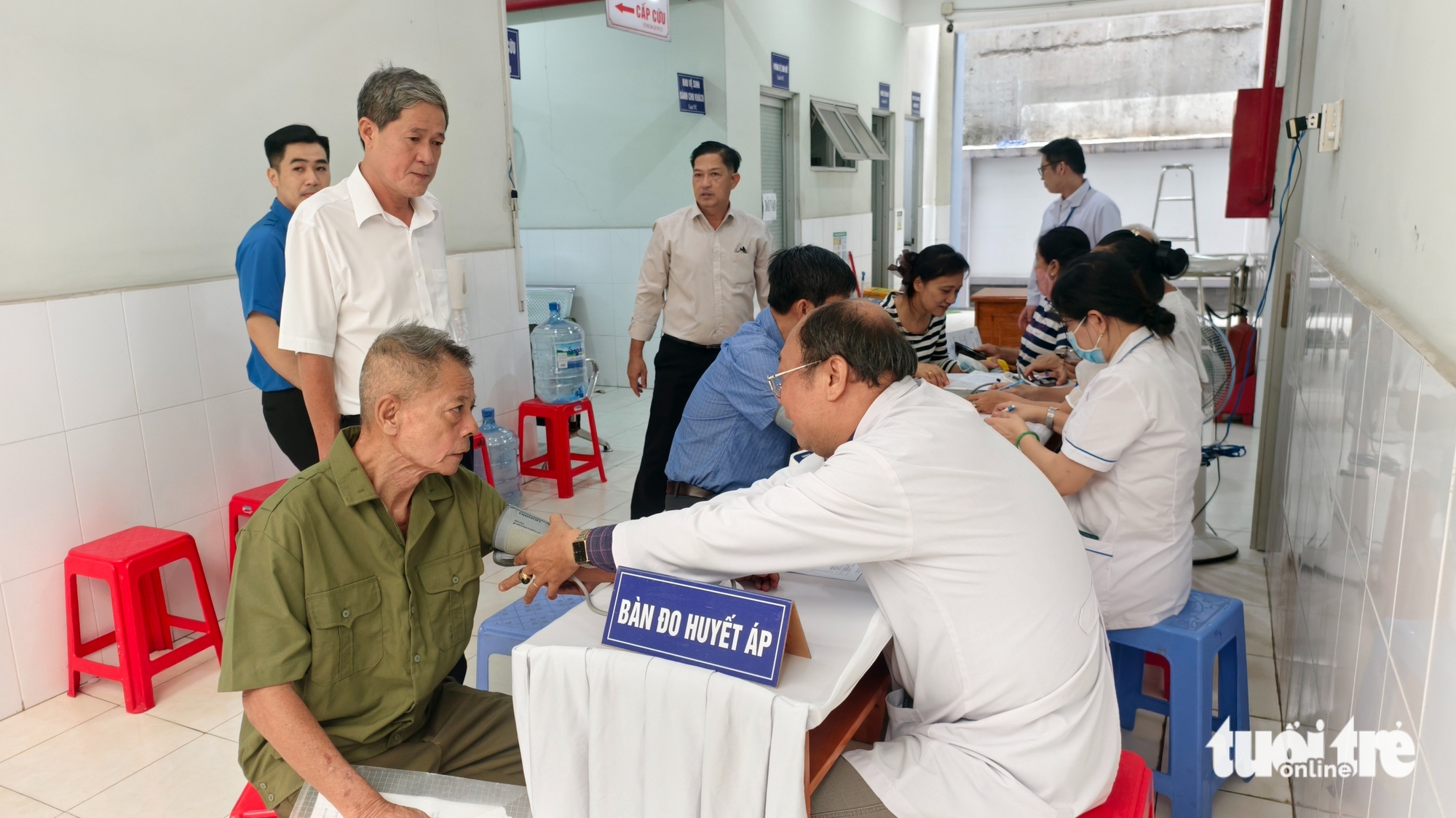 Phường Phú Thọ Hòa phát động cao điểm 100 ngày khám sức khỏe toàn dân miễn phí - Ảnh 3.