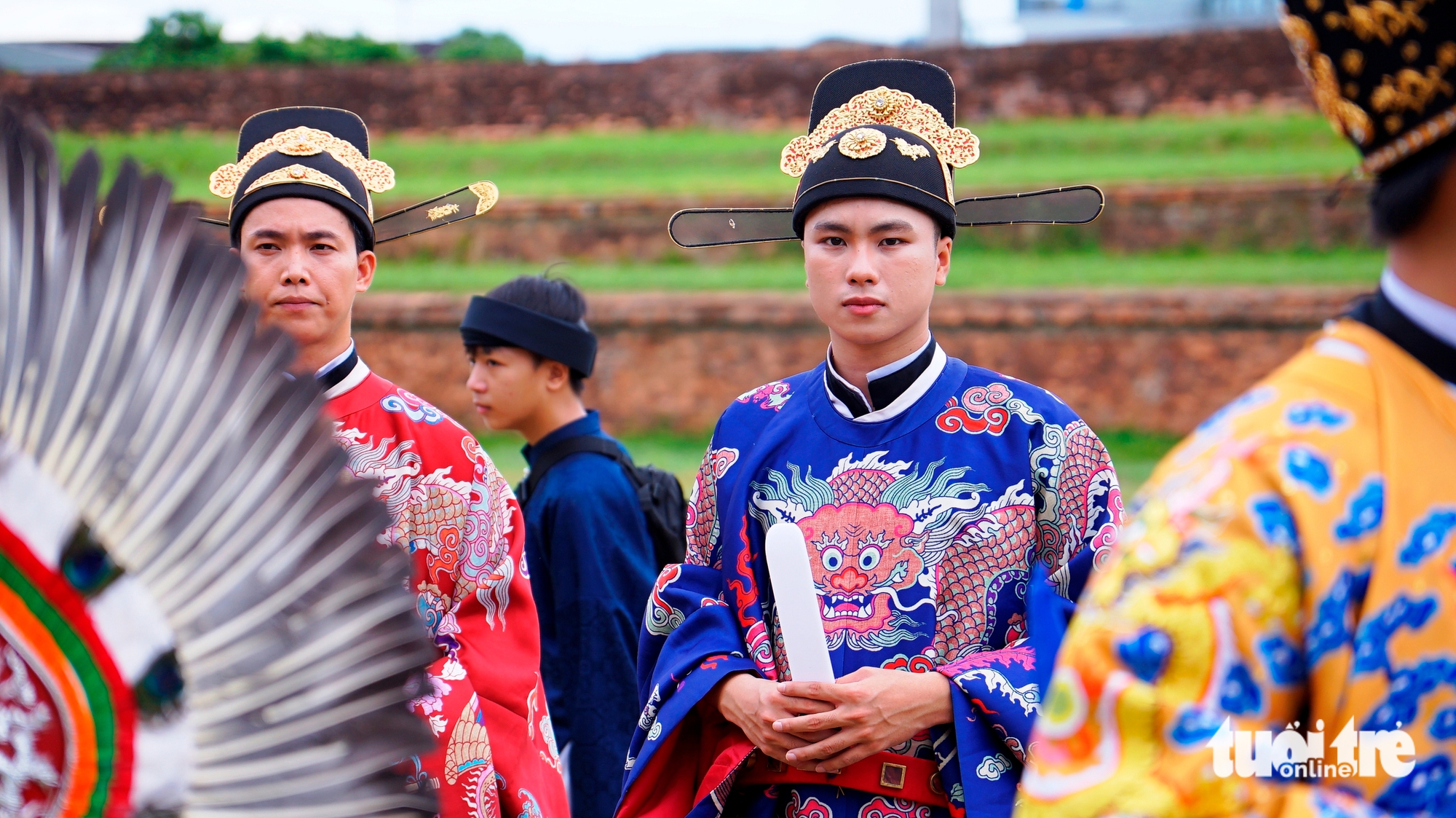 Trường Giang, Hiếu Thứ Hai… cùng bạn trẻ quảng diễn áo dài truyền thống trong Kinh thành Huế - Ảnh 5.