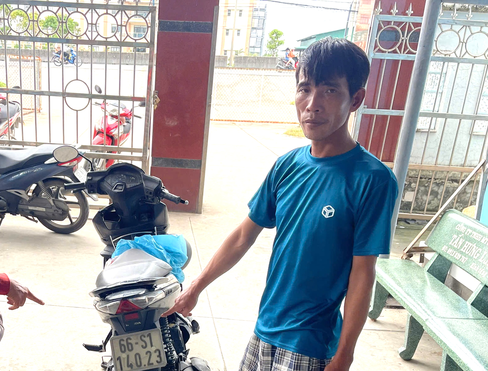 Bắt người chỉnh sửa vé số để lừa đổi thưởng với người bán dạo - Ảnh 1.