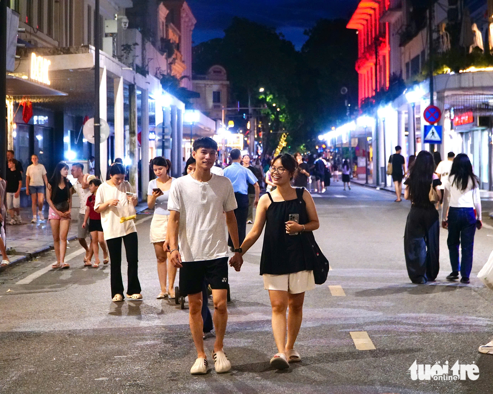Hà Nội tuần đầu 'kích hoạt' vùng phát thải thấp, nhà trong khu vực cấm phải xuống xe dắt bộ - Ảnh 9.
