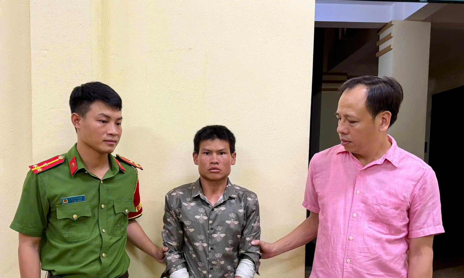 Bắt thanh niên bắt cóc bé gái bán dưa ven đường - Ảnh 2.