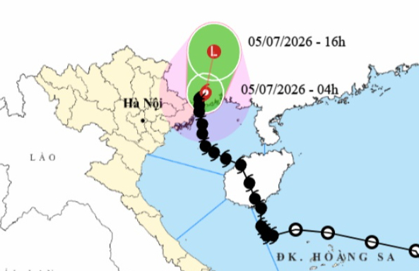 Sau 8 giờ đổ bộ Móng Cái, bão số 1 chưa suy yếu, vẫn gây gió mạnh ở ven biển Quảng Ninh sáng nay - Ảnh 1.