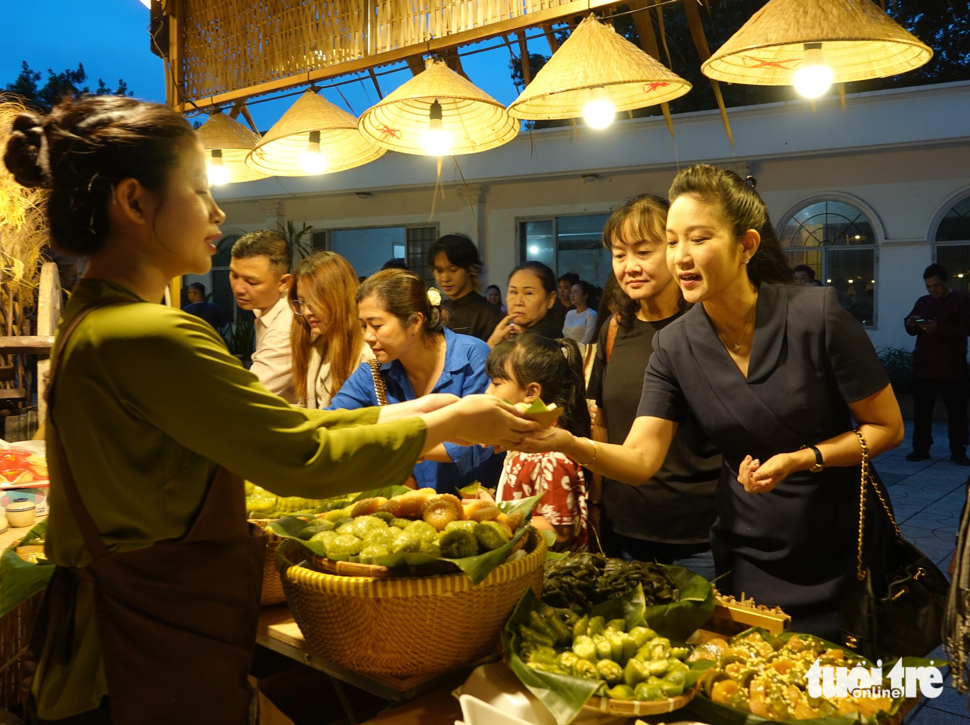 Nhâm nhi ly trà, ăn bánh, nghe Dạ cổ hoài lang ở Bảo tàng Mỹ thuật TP.HCM - Ảnh 3.