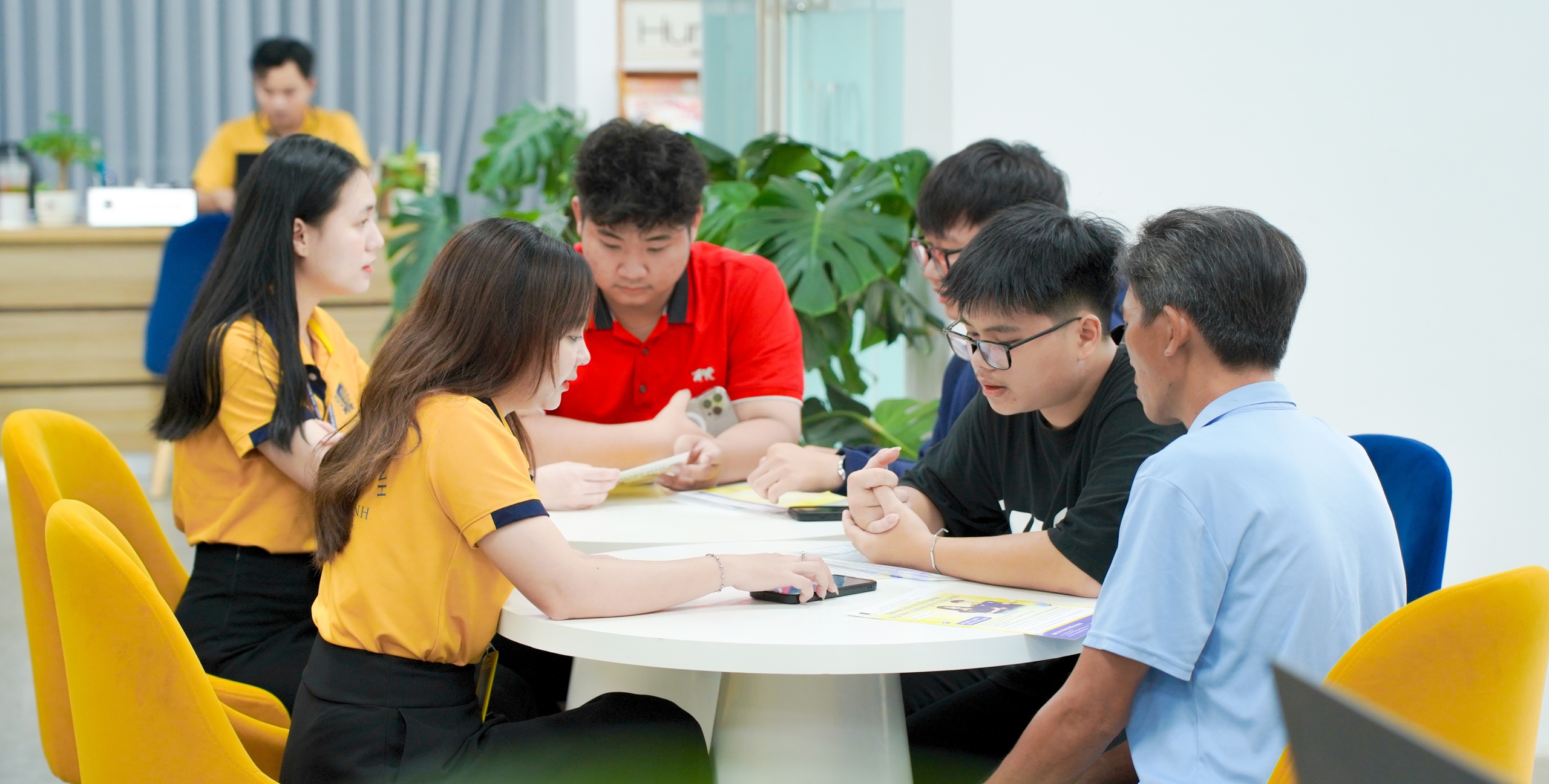 Hai trường đại học công bố điểm sàn từ 15 điểm theo kết quả thi tốt nghiệp THPT - Ảnh 1.