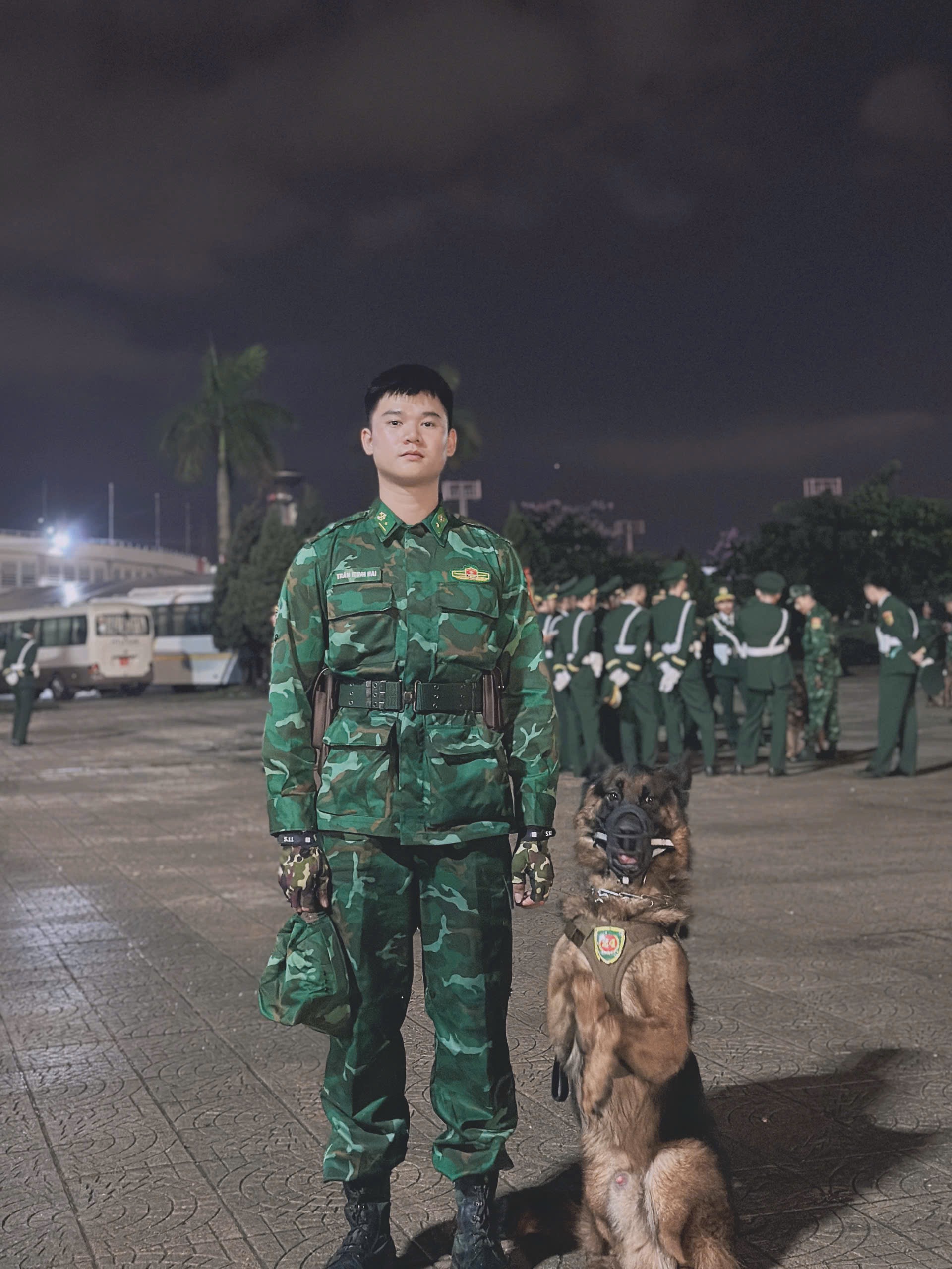 Chó nghiệp vụ Xu Kip từng tham gia cứu hộ bão Yagi, được đại diện đeo Huân chương Công trạng của Venezuela - Ảnh 1.