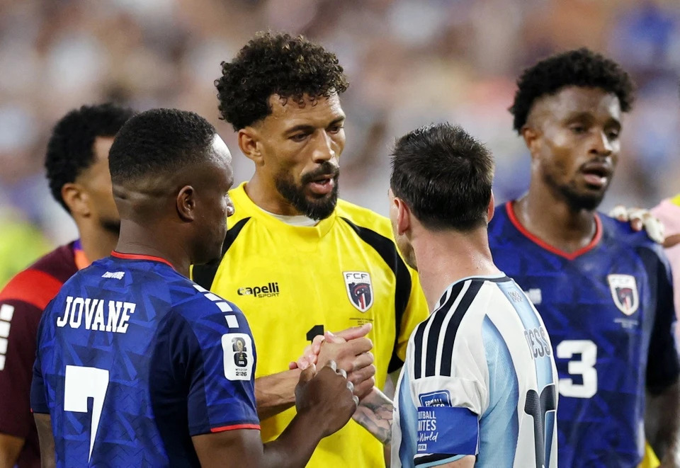 Messi và Vozinha nói gì trong lúc ôm nhau sau trận? - Ảnh 1.