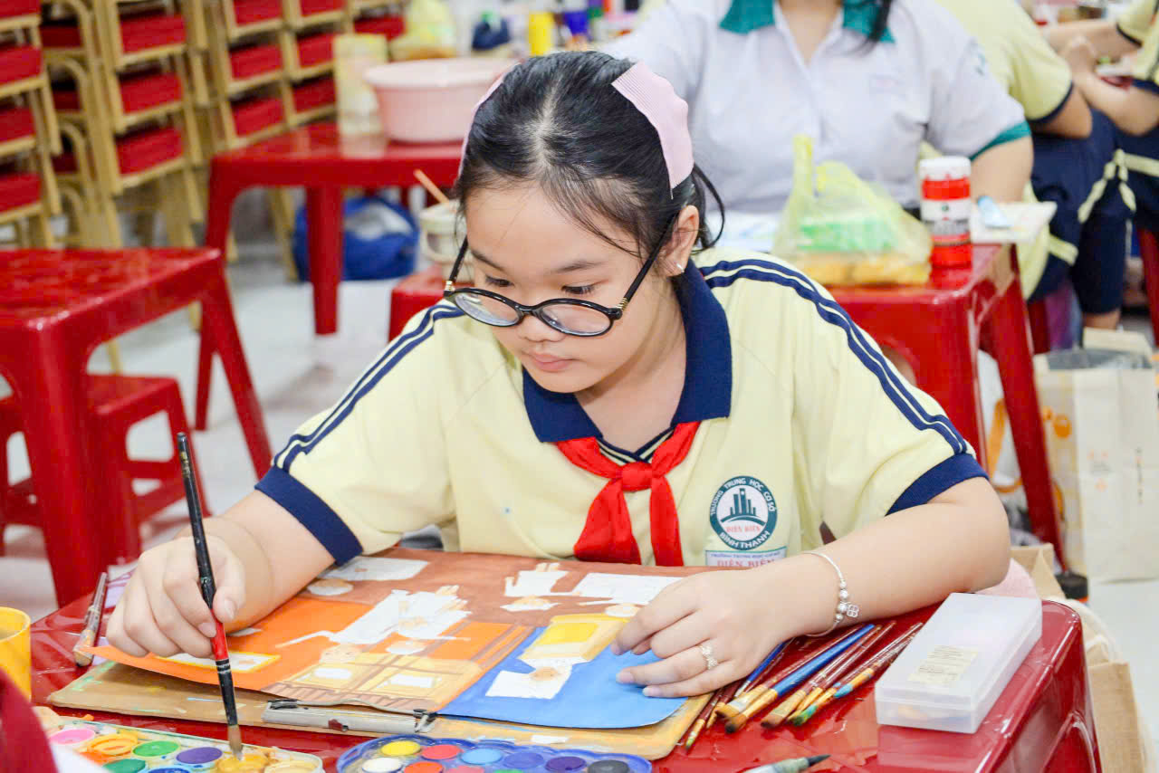 370 thiếu nhi TP.HCM kể chuyện về Bác Tôn qua tranh vẽ - Ảnh 7.