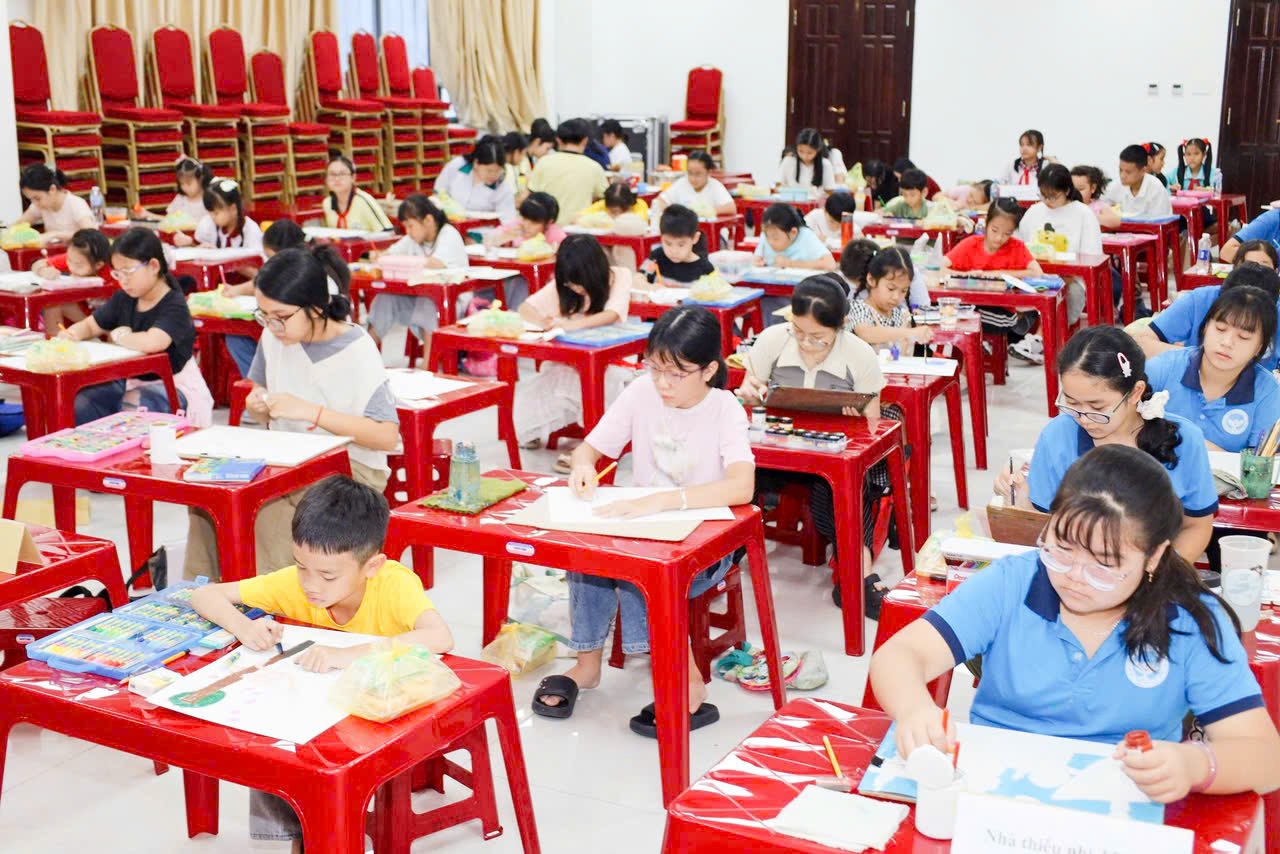 370 thiếu nhi TP.HCM kể chuyện về Bác Tôn qua tranh vẽ - Ảnh 4.