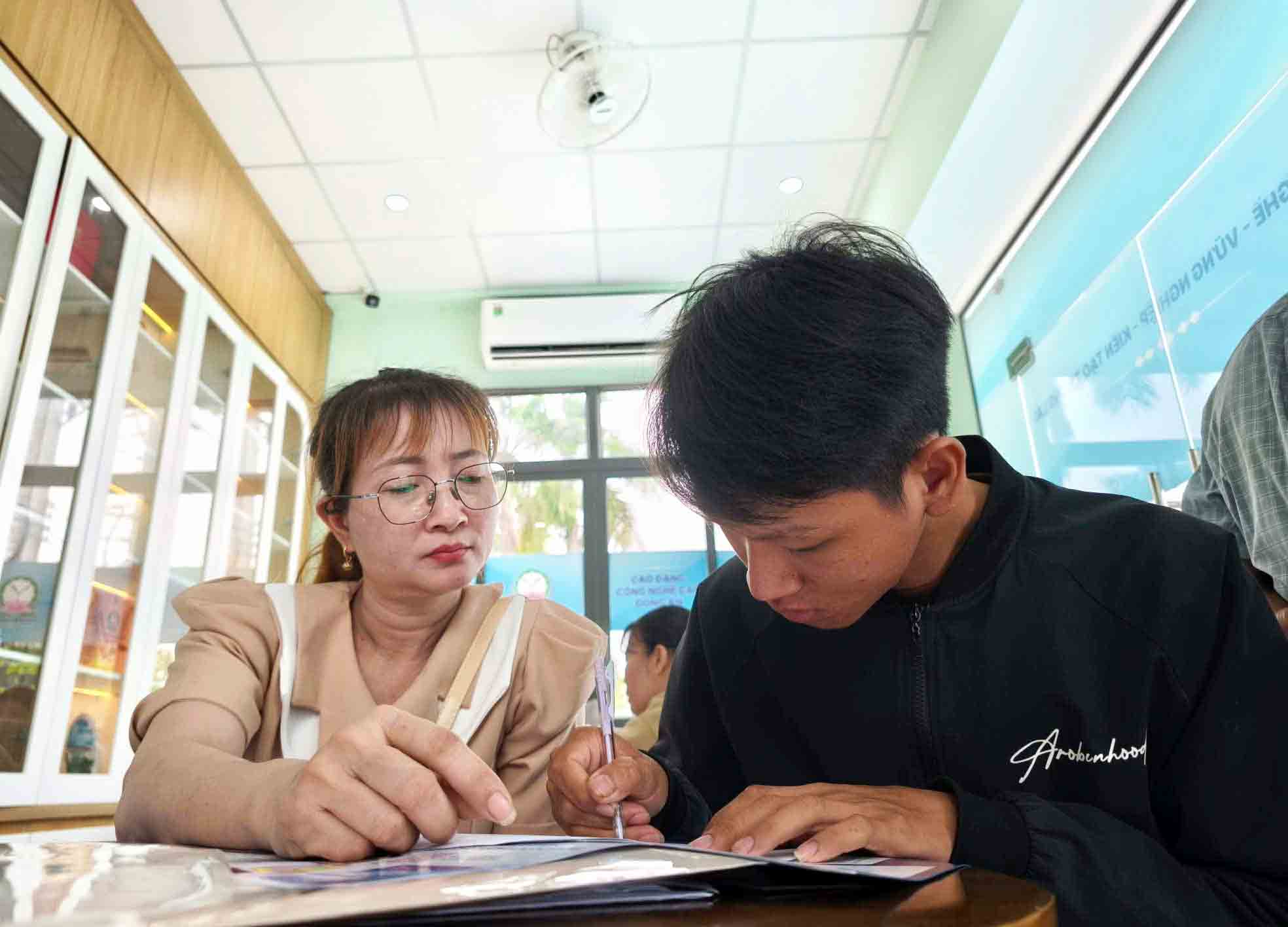 Không đủ 15 điểm, nhiều thí sinh chuyển từ đại học sang cao đẳng - Ảnh 1.