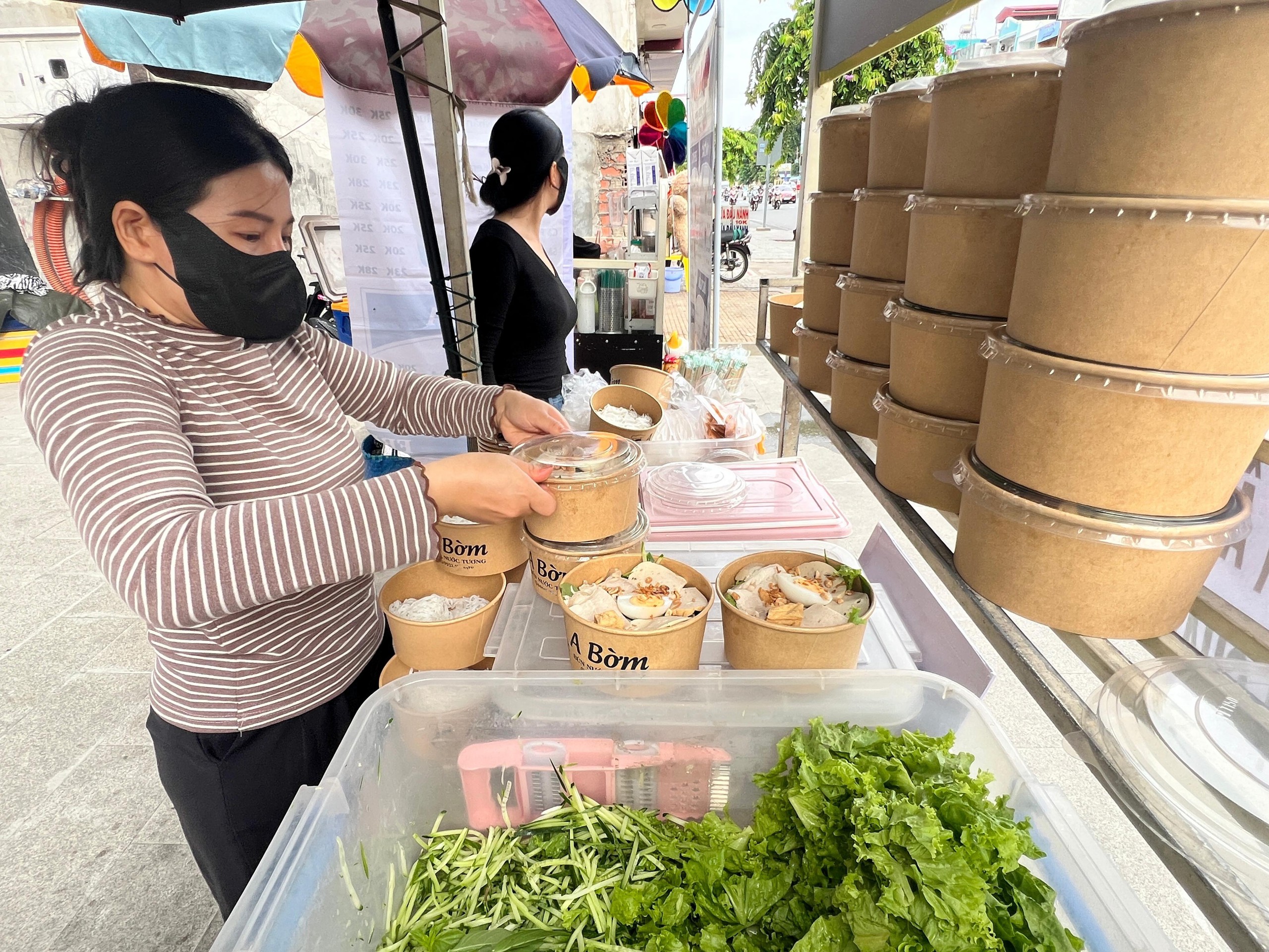 Khởi nghiệp bún nước tương 20.000 đồng/tô, nhờ chatGPT làm bảng hiệu đỡ tốn kém - Ảnh 3.