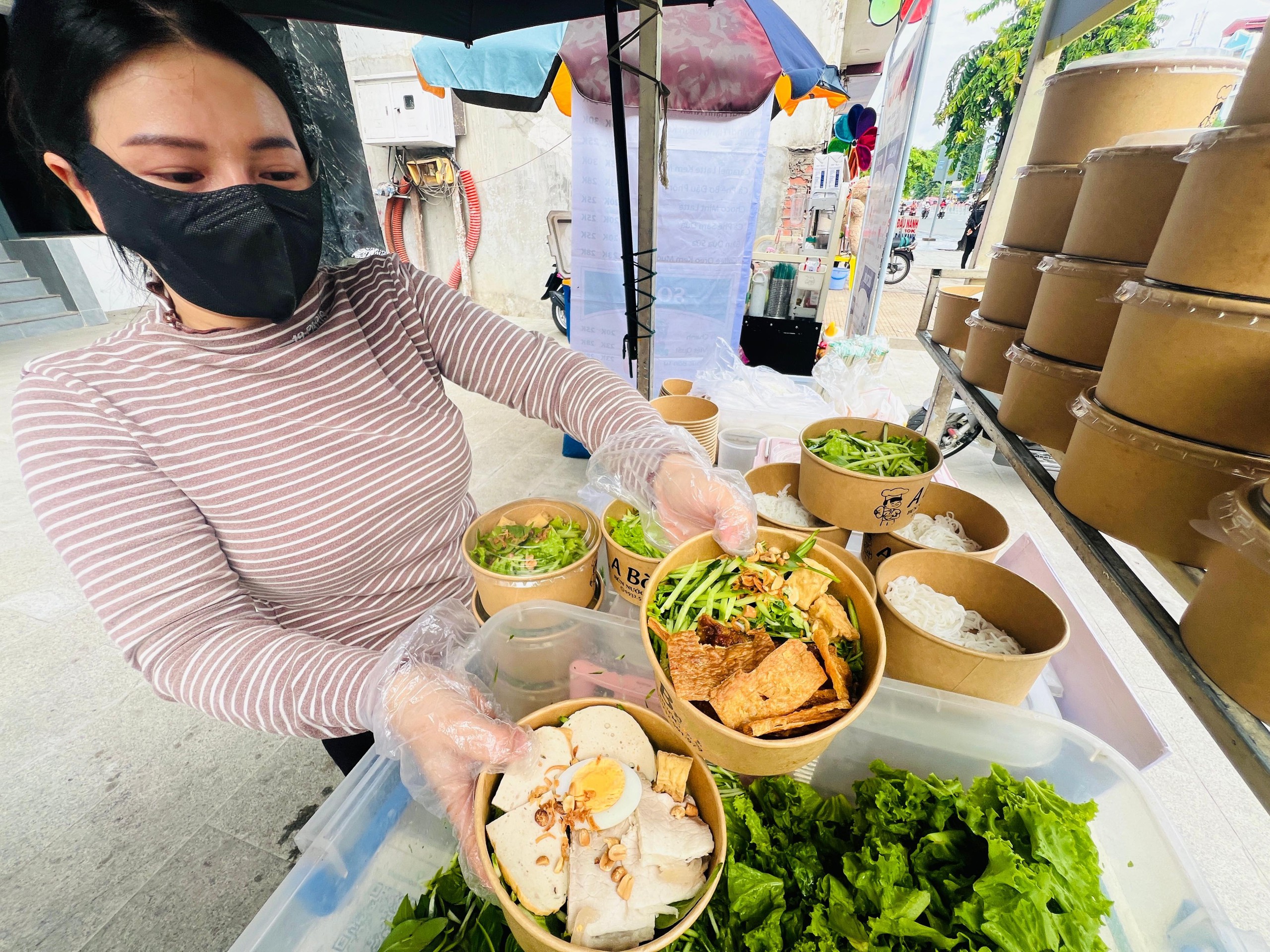 Khởi nghiệp bún nước tương 20.000 đồng/tô, nhờ chatGPT làm bảng hiệu đỡ tốn kém - Ảnh 1.