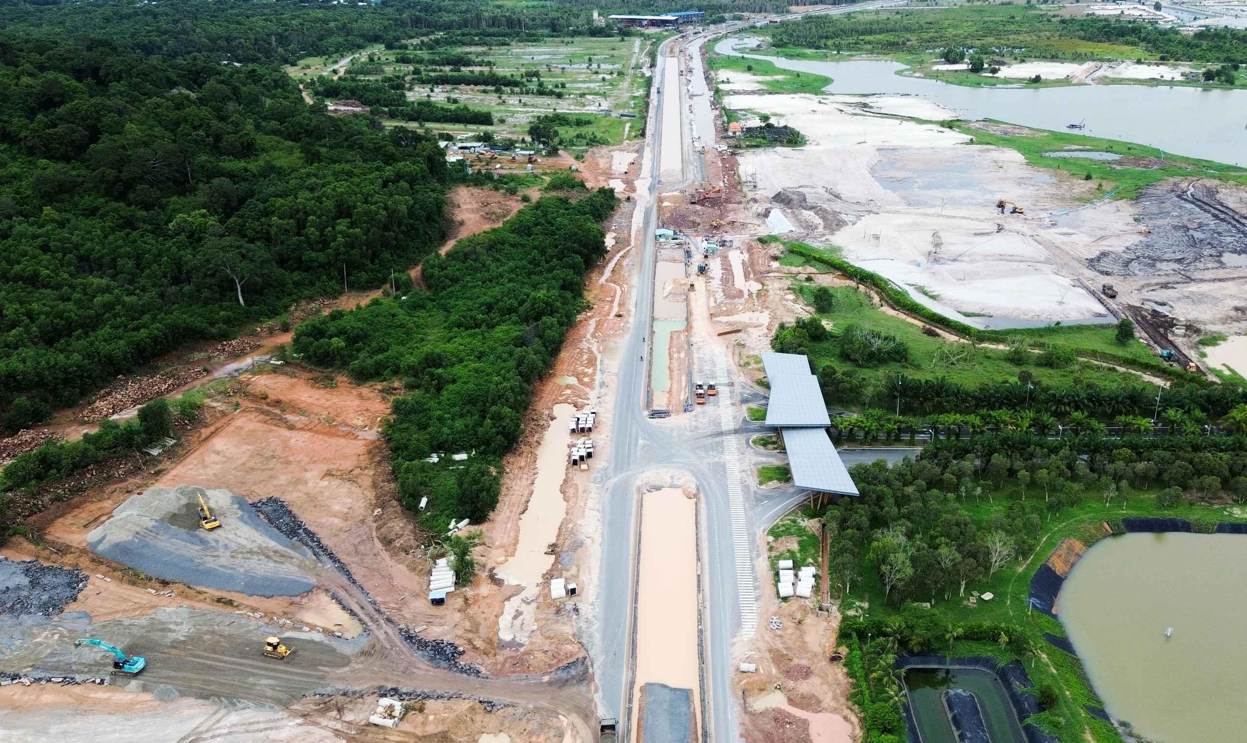 Công nhân bám sát công trường dự án APEC 2027 tại Phú Quốc giữa Thời tiết xấu - Ảnh 2.