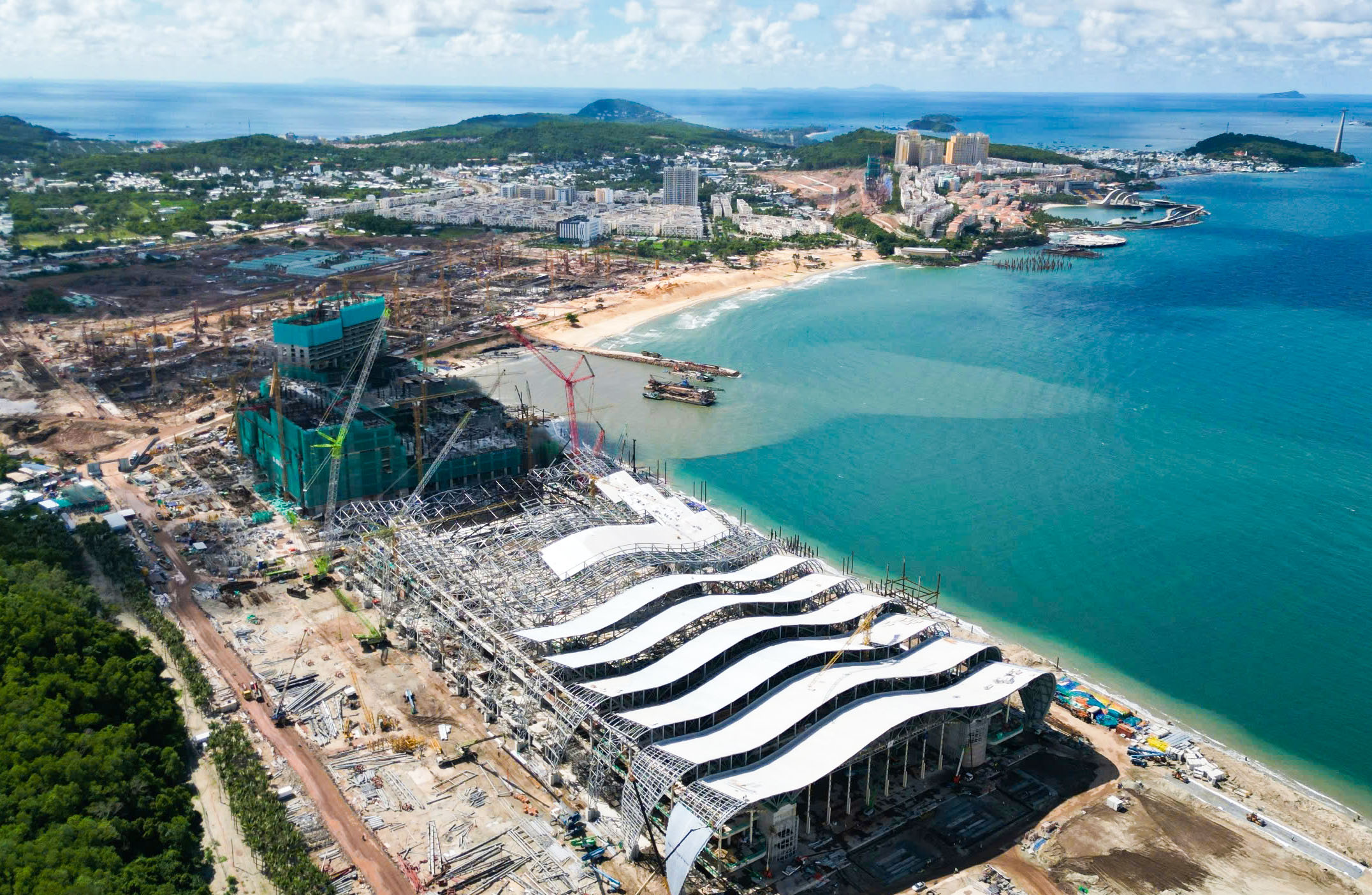 Công nhân bám sát công trường dự án APEC 2027 tại Phú Quốc giữa Thời tiết xấu - Ảnh 3.