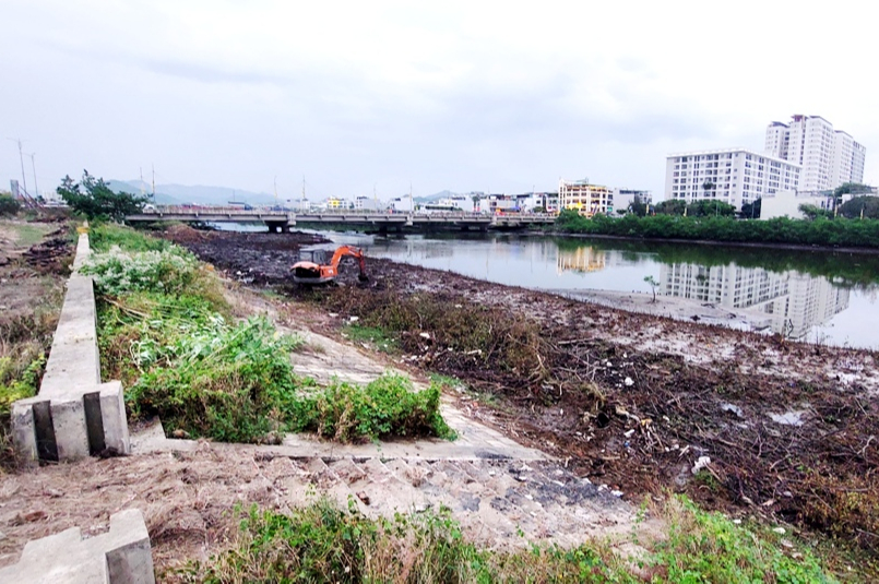 Chặt bỏ cây mọc cản thoát lũ, trái dự án hơn 593 tỉ ở Nha Trang  - Ảnh 1.