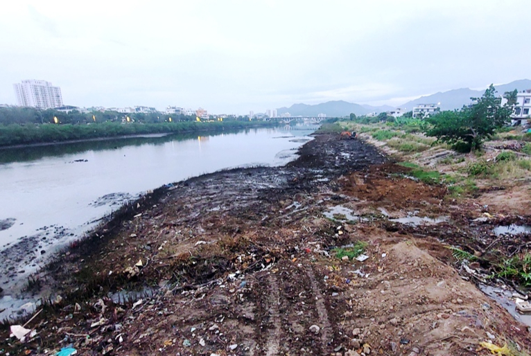 Chặt bỏ cây mọc cản thoát lũ, trái dự án hơn 593 tỉ ở Nha Trang  - Ảnh 2.