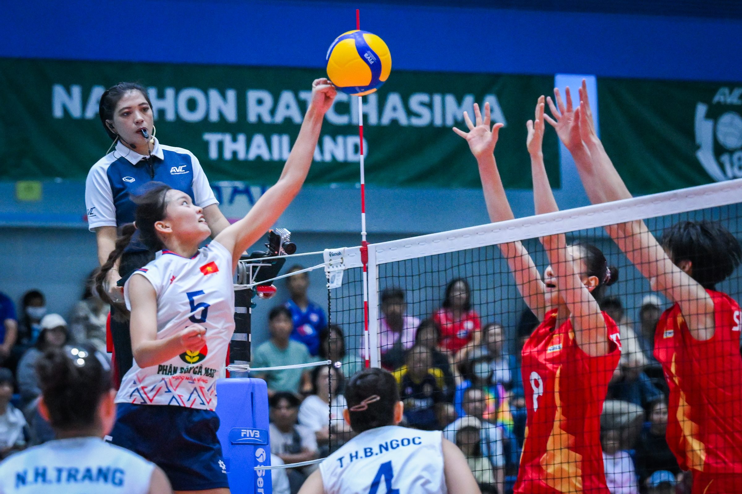 Bóng chuyền nữ U18 Việt Nam tạo địa chấn trước Trung Quốc - Ảnh 1.