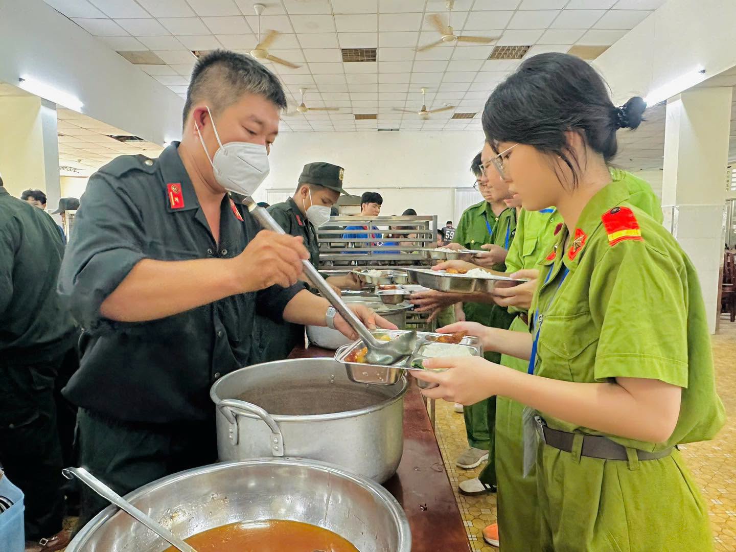 150 Chiến sĩ nhí trải nghiệm làm cảnh sát cơ động giáo dục giá trị sống - Ảnh 3.