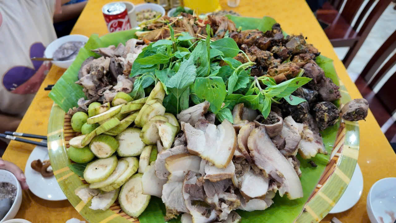 Khách sạn Đông Á chiêu đãi du khách giữa bão số 1 tại Cô Tô - Ảnh 3.