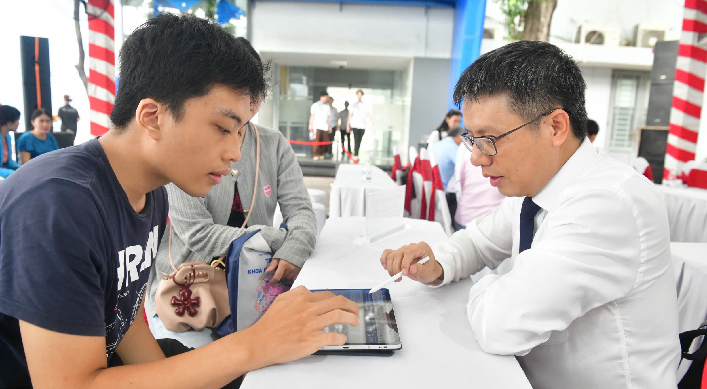 Nhiều trường đổi cách xét tuyển, khó đoán điểm chuẩn, nên đối sánh ra sao? - Ảnh 2.