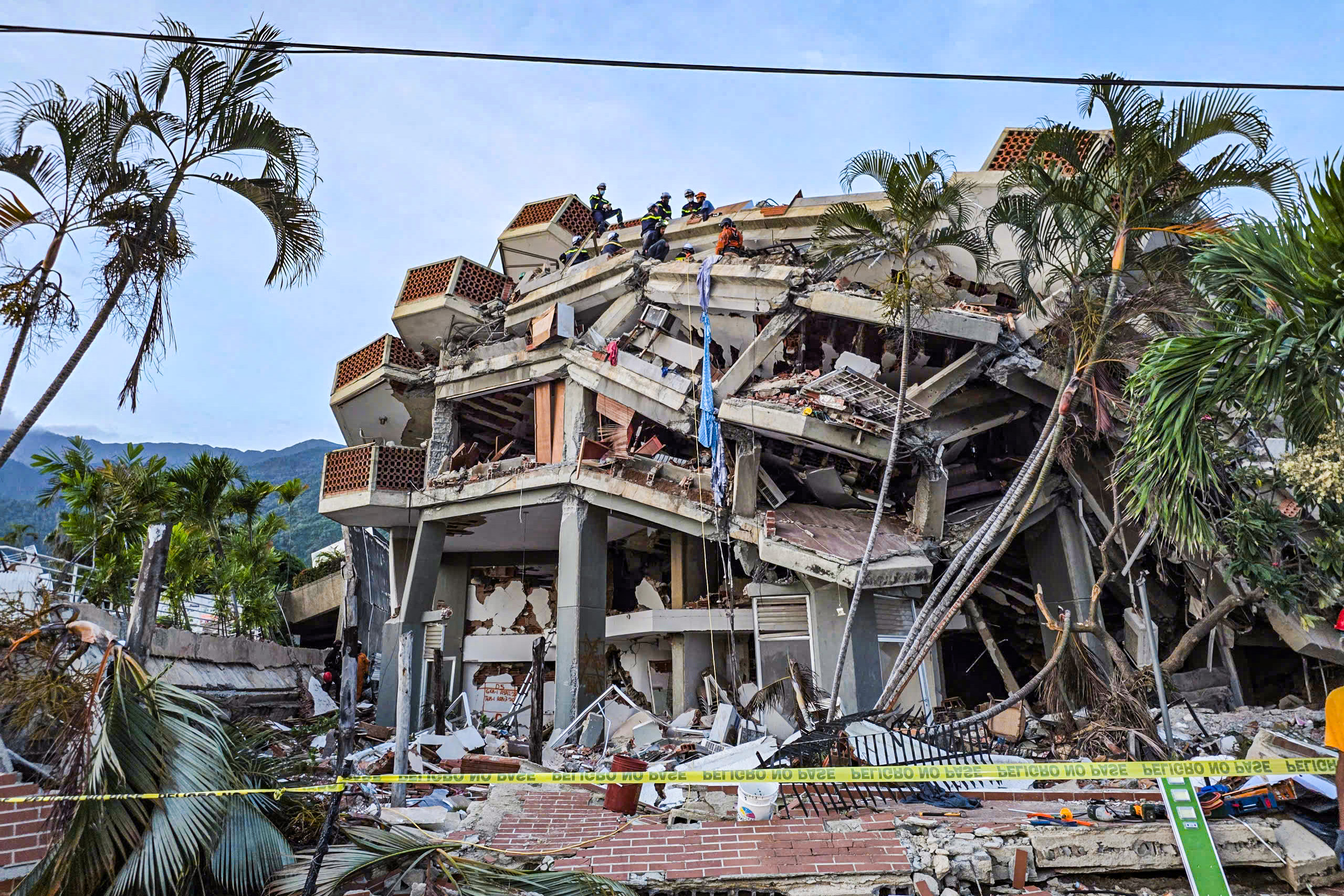 Xuyên đêm tìm kiếm nạn nhân động đất tại Venezuela, đoàn Việt Nam đã đưa 54 thi thể ra khỏi đống đổ nát - Ảnh 1.