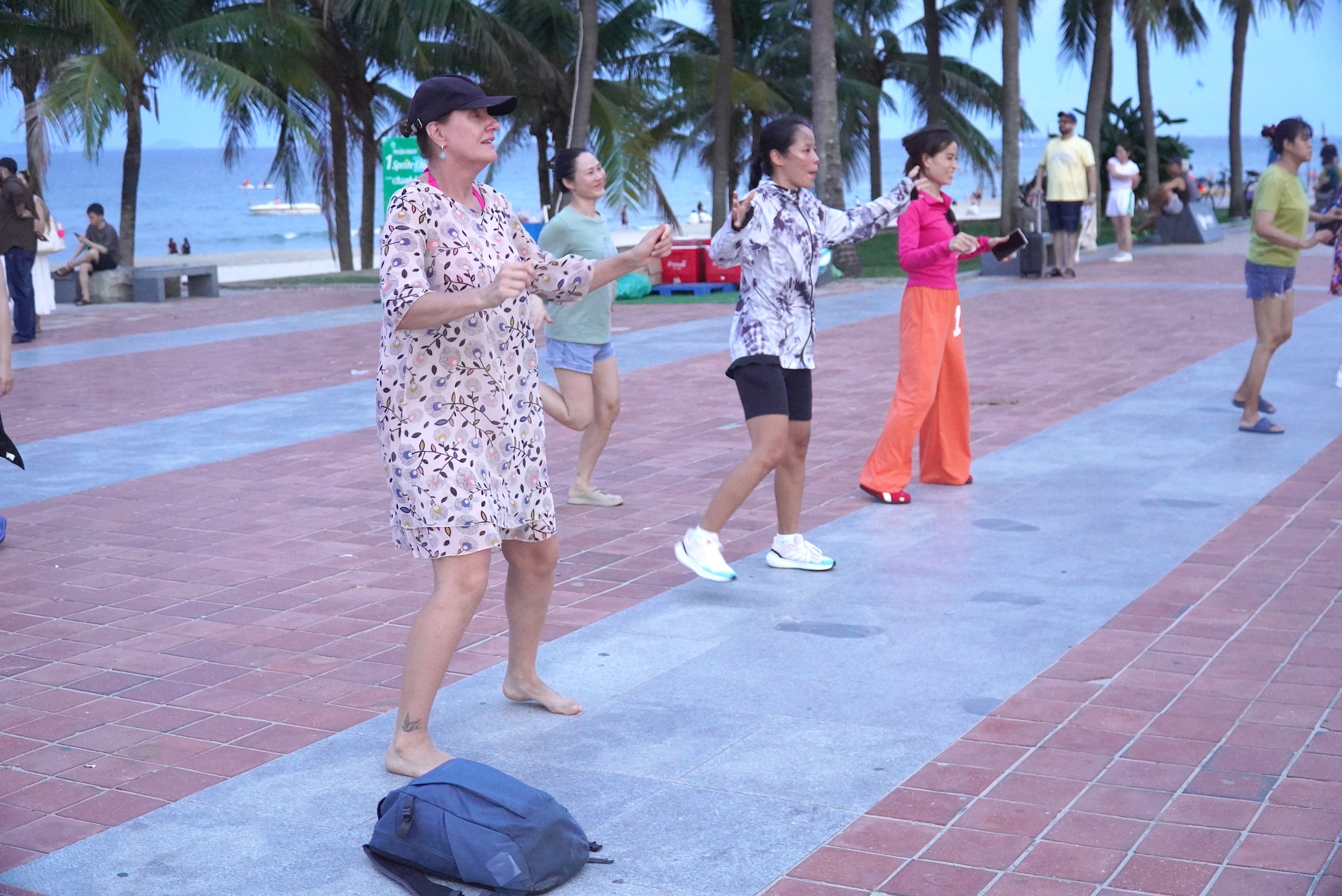 Khách Tây mê mẩn sân khiêu vũ dã chiến bên bờ biển Đà Nẵng - Ảnh 7.