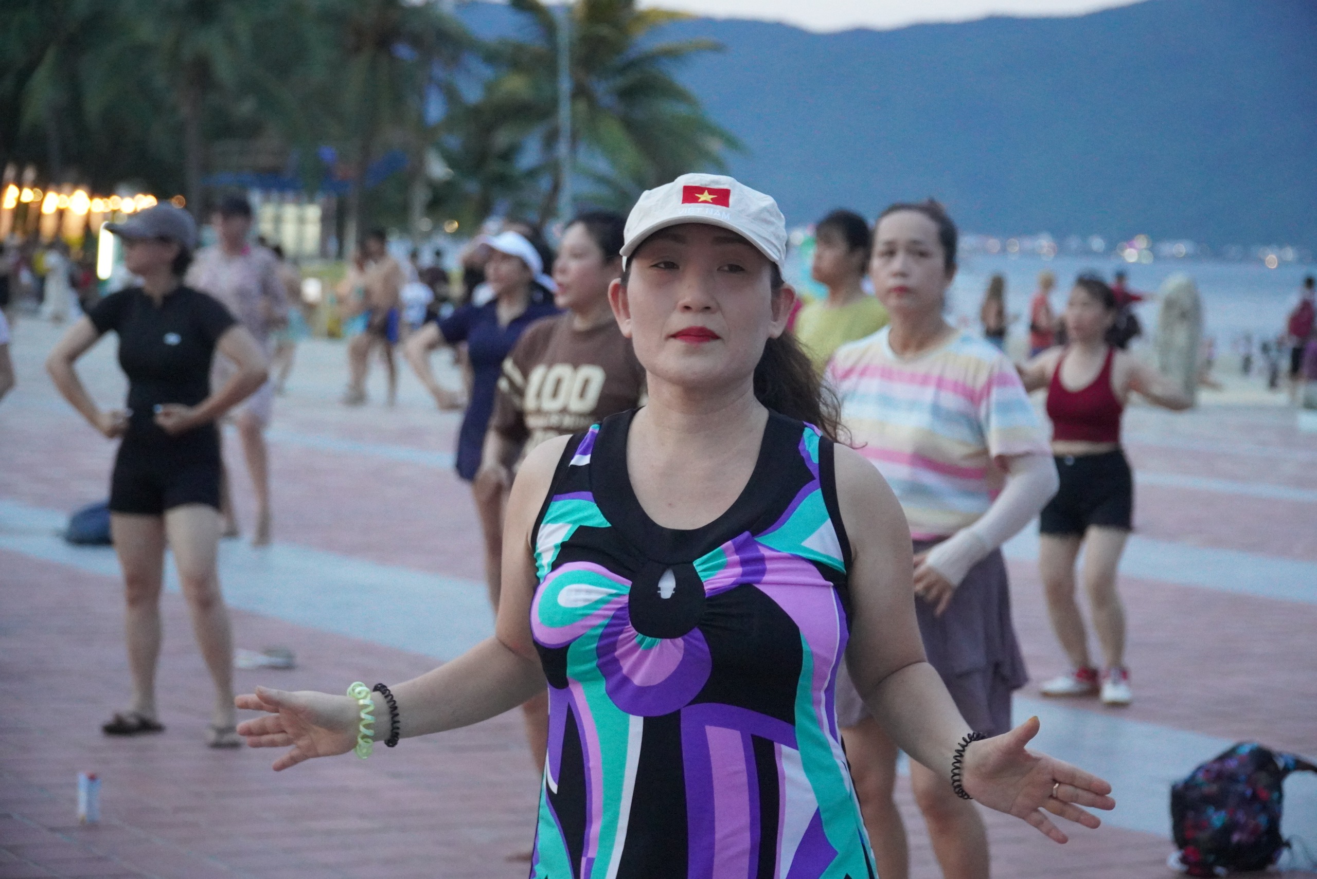 Khách Tây mê mẩn sân khiêu vũ dã chiến bên bờ biển Đà Nẵng - Ảnh 5.