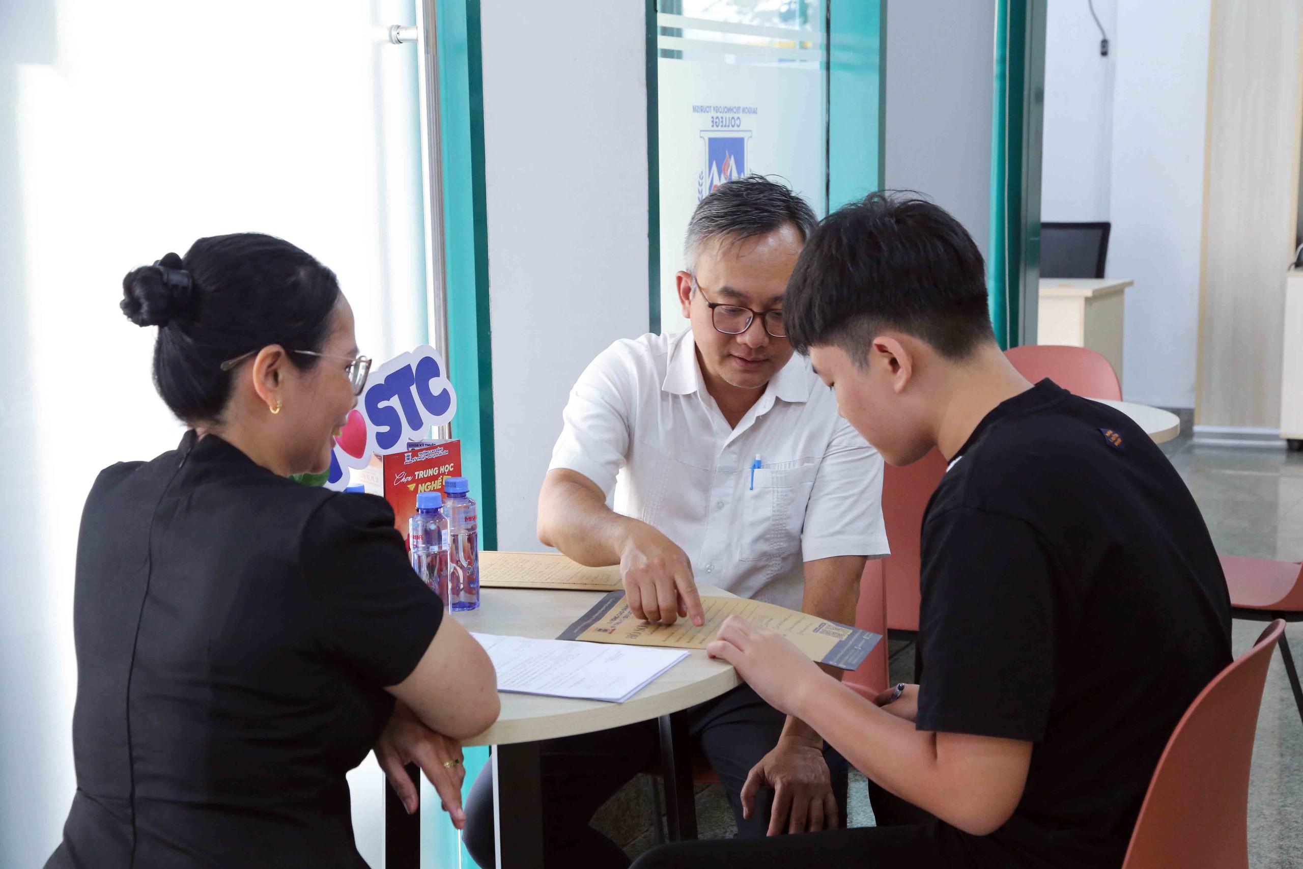 Không đủ 15 điểm, nhiều thí sinh chuyển từ đại học sang cao đẳng - Ảnh 2.