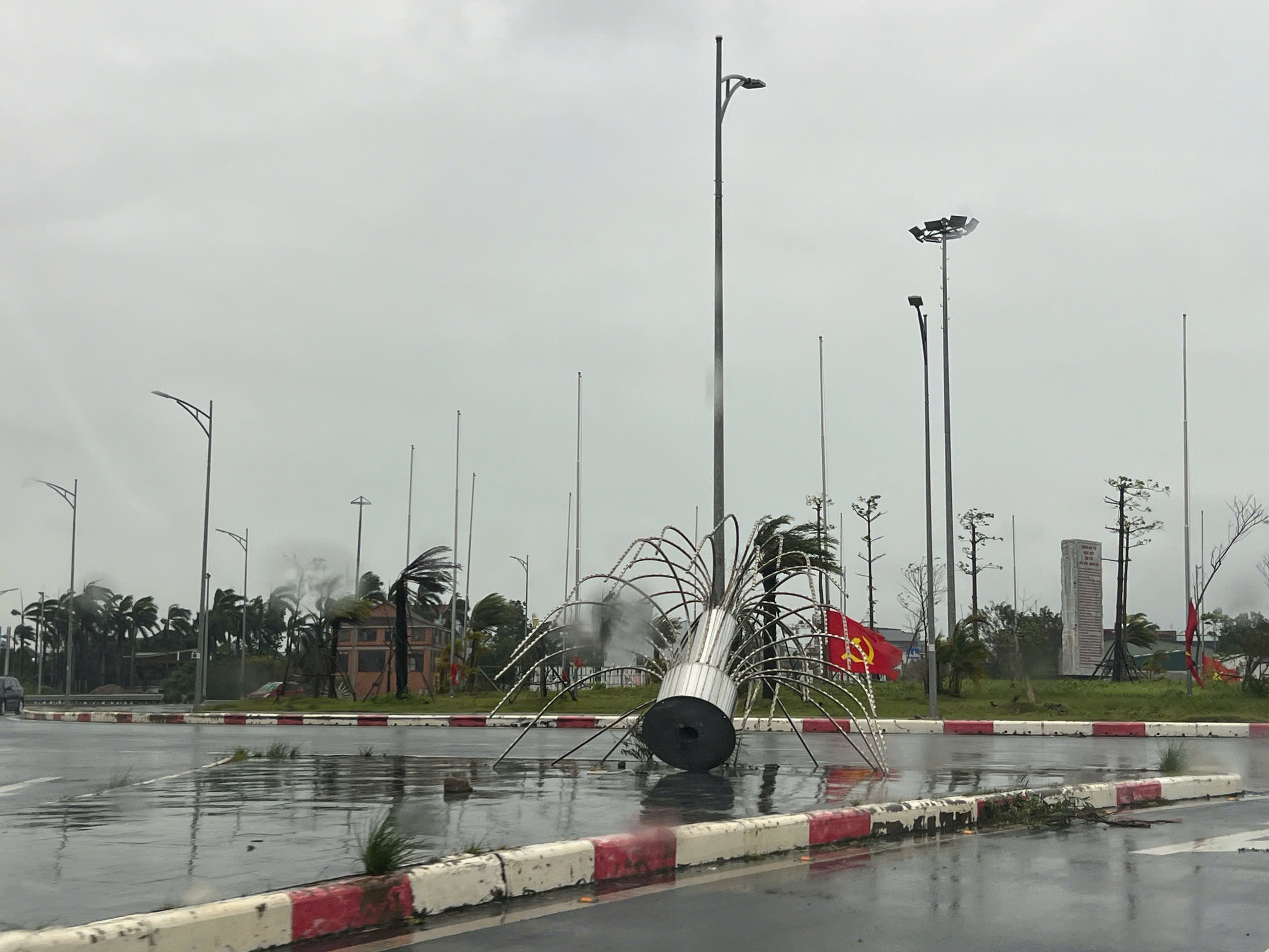 Bão số 1 quần thảo liên tục, hàng trăm cây xanh gãy đổ, hàng chục căn nhà tốc mái, người dân Móng Cái trắng đêm chống bão - Ảnh 2.