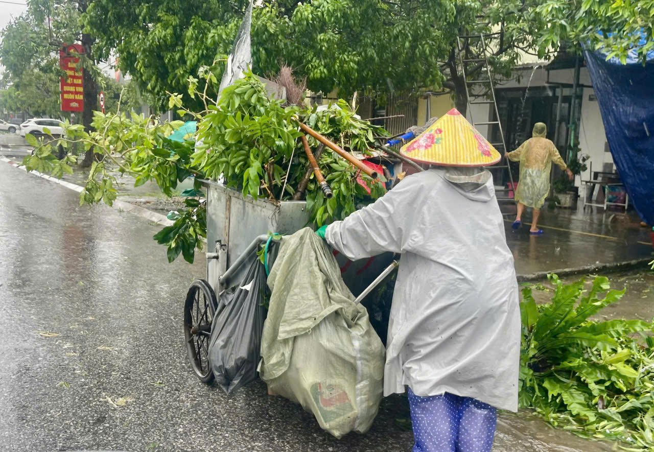 Bão số 1 tàn phá Móng Cái gây thiệt hại nặng nề cho người dân - Ảnh 10.