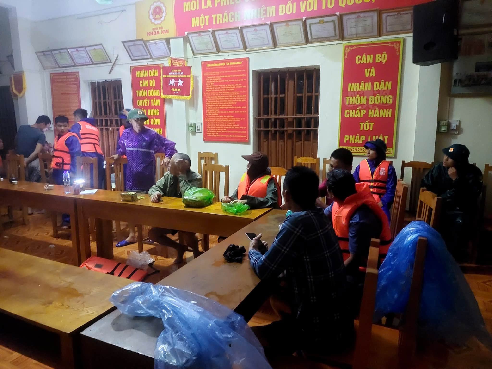 Bão số 1 quần thảo liên tục, hàng trăm cây xanh gãy đổ, hàng chục căn nhà tốc mái, người dân Móng Cái trắng đêm chống bão - Ảnh 12.