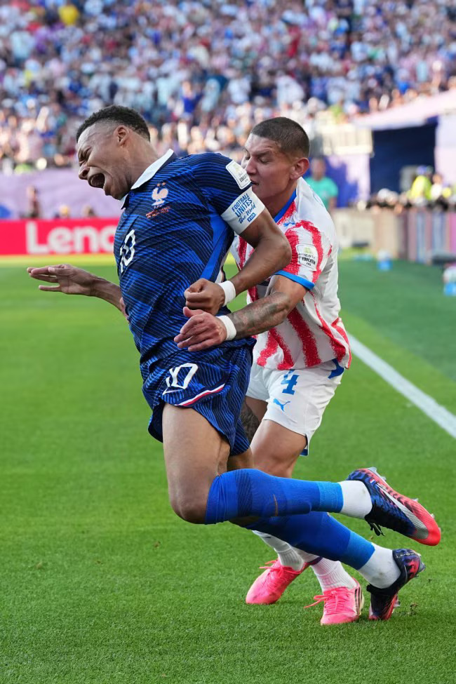 Tổng hợp chuỗi 'đòn võ MMA' Paraguay sử dụng với tuyển Pháp - Ảnh 4.