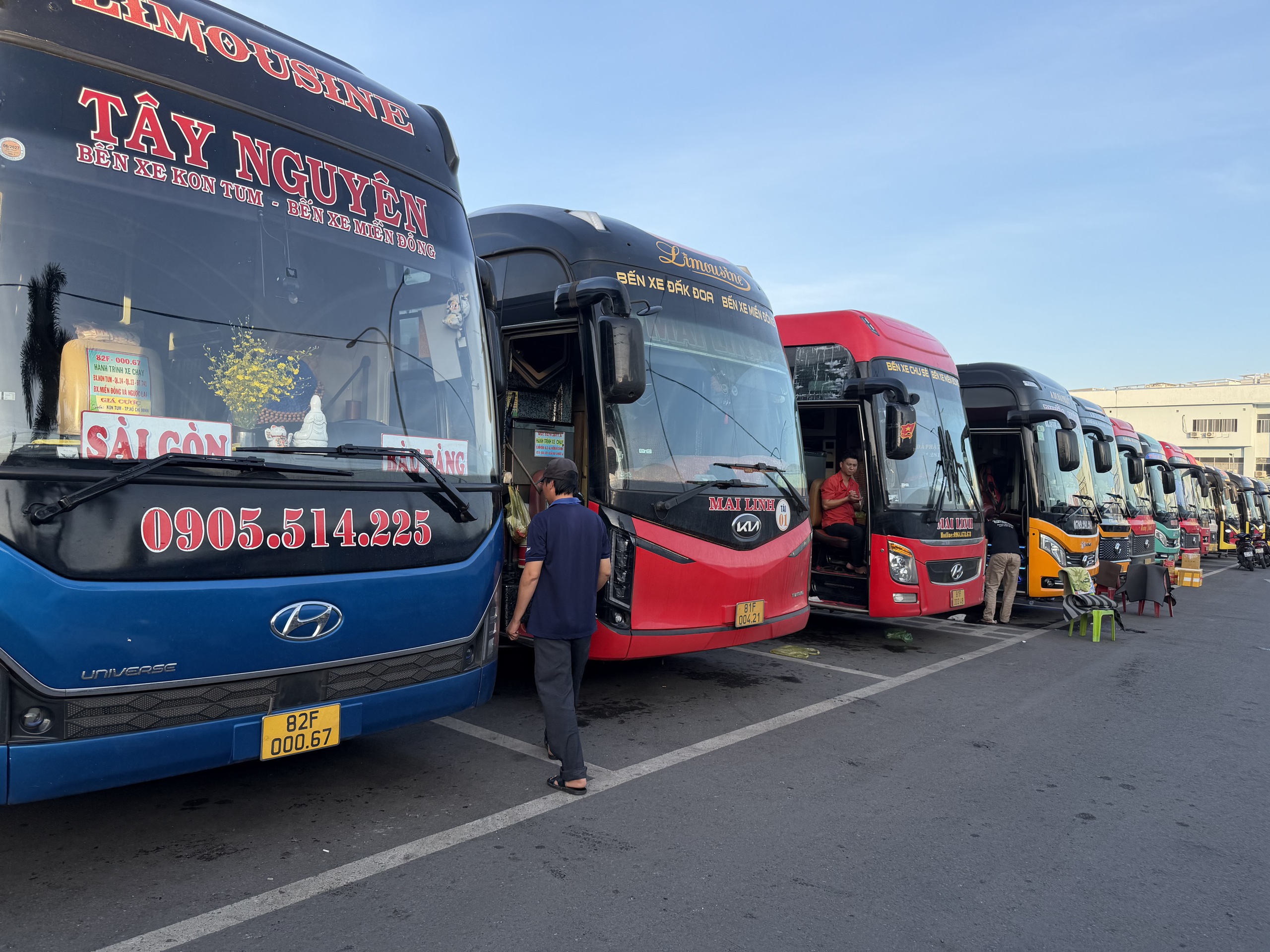 Xăng dầu giảm, vé xe khách hạ trước, cước hàng hóa còn neo cao - Ảnh 1.
