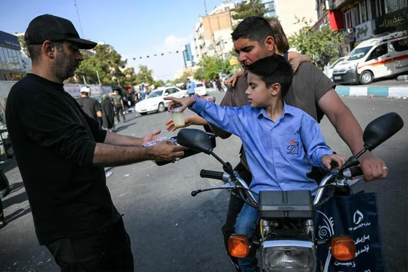 Khi nỗi đau hóa thành sự gắn kết: Không khí đặc biệt trên đường phố Iran ngày quốc tang - Ảnh 4.
