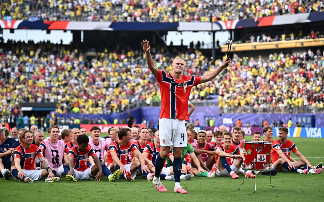Ten-man England hang on to beat battling Mexico 3-2 in last-16 thriller - Ảnh 1.