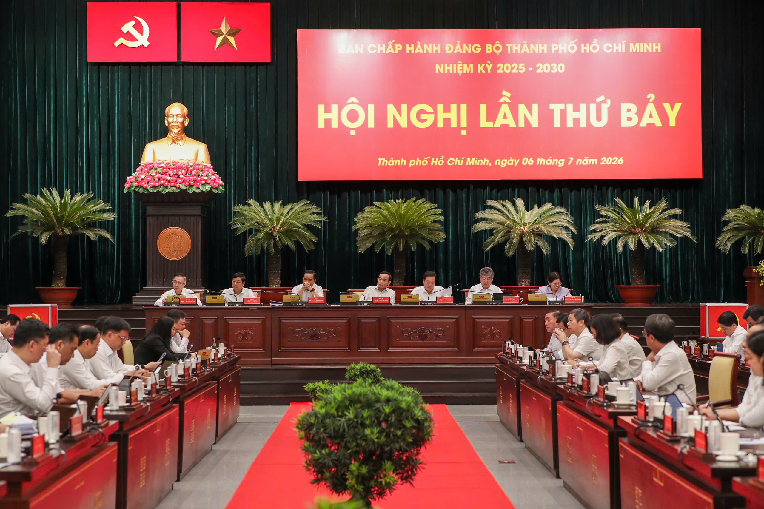TP.HCM đã thu ngân sách gần 60% mục tiêu 1 triệu tỉ đồng, cuối năm quyết liệt tháo gỡ điểm nghẽn để bứt tốc  - Ảnh 1.