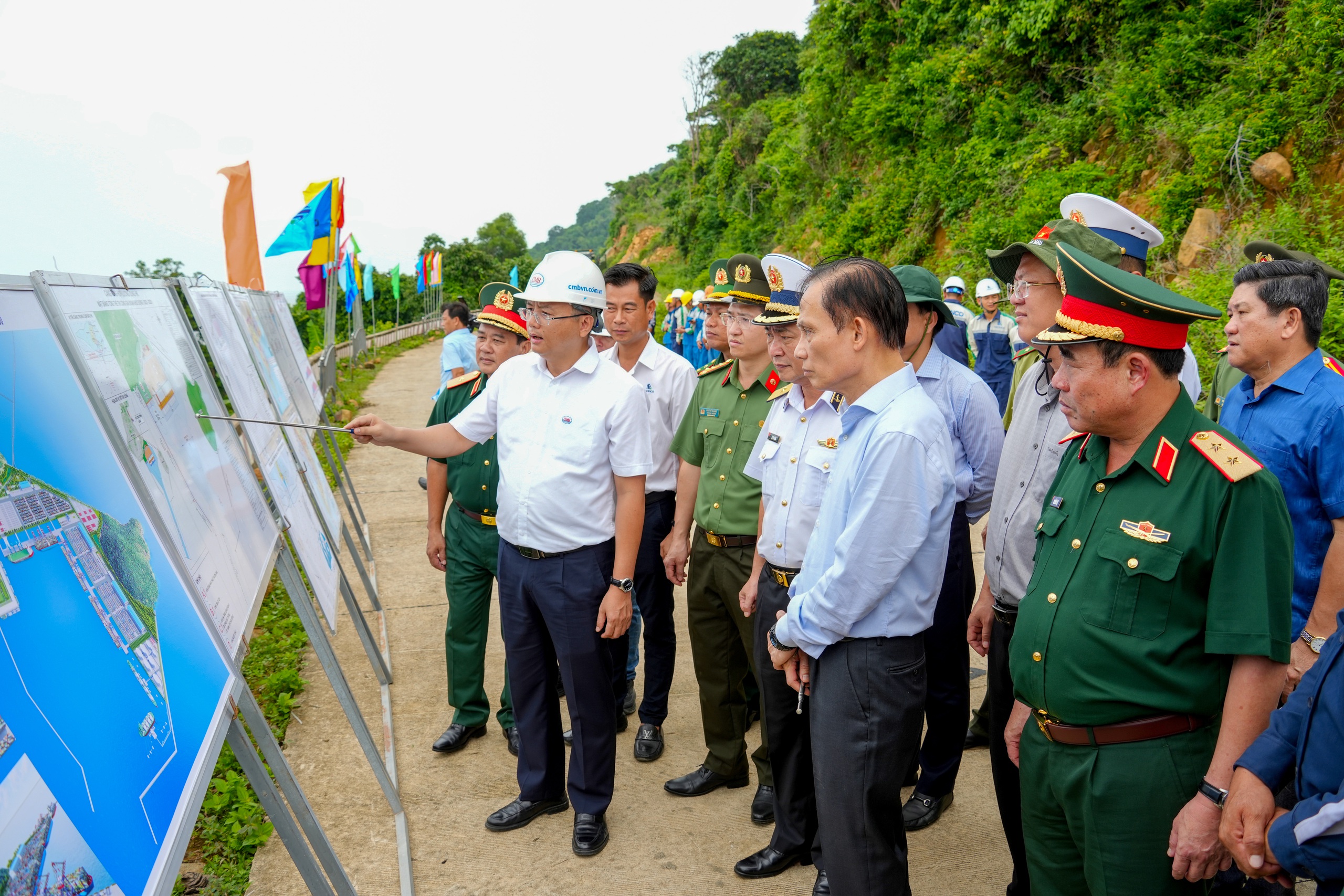 Bộ trưởng Bộ Ngoại giao Lê Hoài Trung khảo sát các dự án trọng điểm tại đảo Hòn Khoai - Ảnh 1.