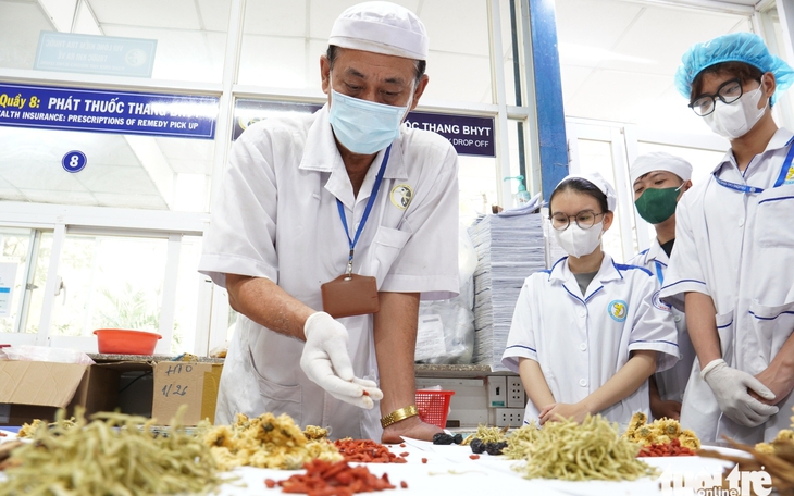 From Vietnam's mountains to Swiss Alps: How medicinal herbs bridge two nations- Ảnh 8.