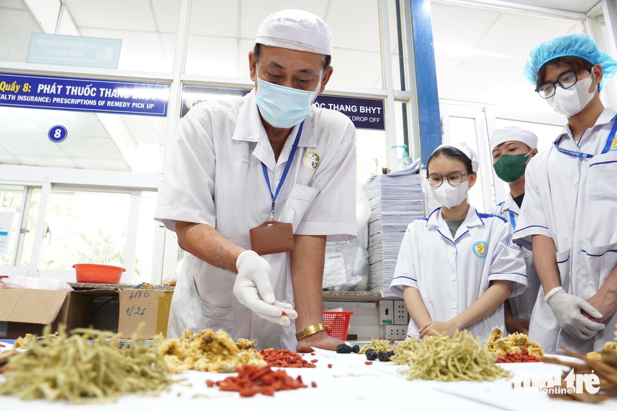 Cận cảnh quy trình sơ chế dược liệu y học cổ truyền ở Viện Y dược học dân tộc TP.HCM - Ảnh 1.