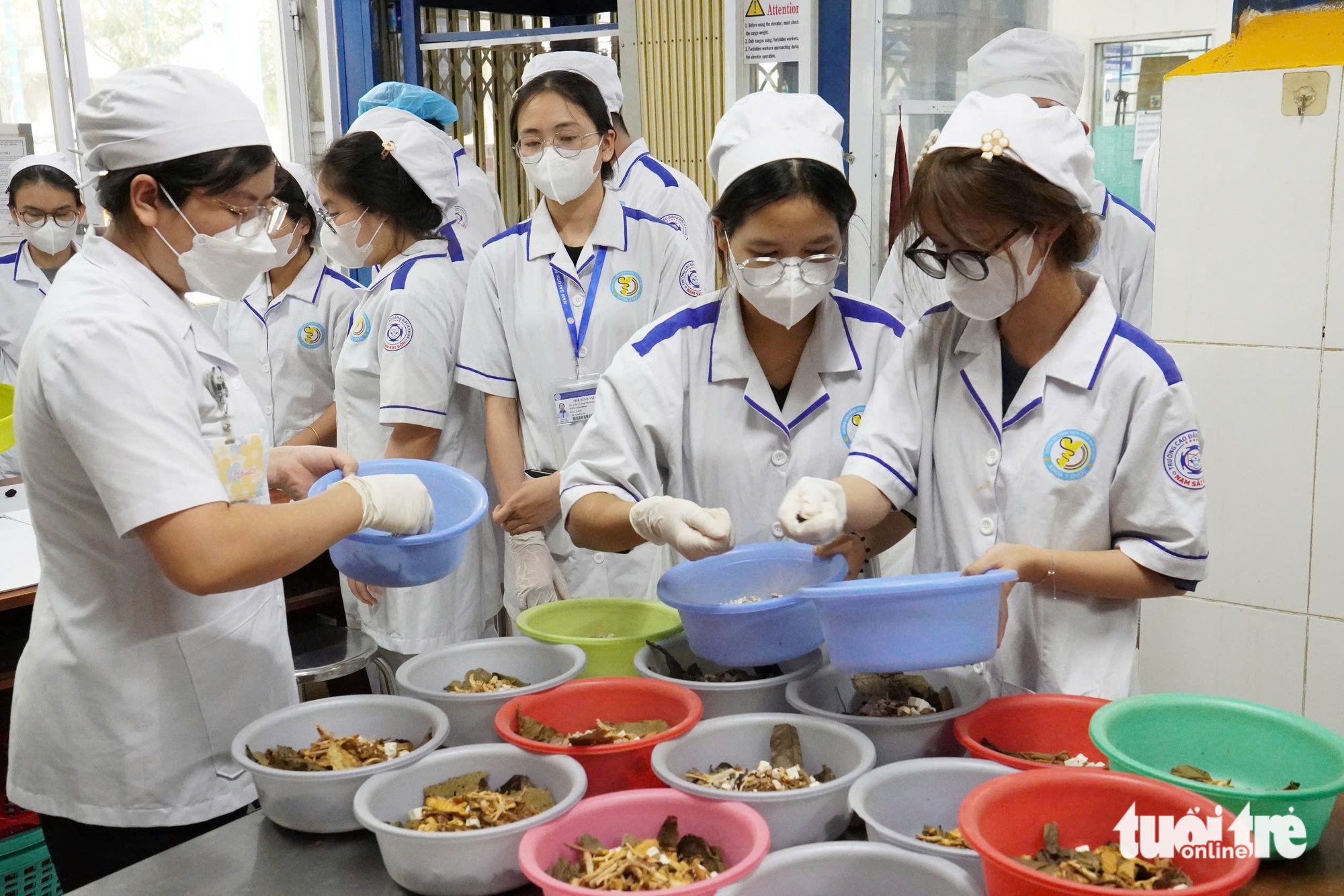 Cận cảnh quy trình sơ chế dược liệu y học cổ truyền ở Viện Y dược học dân tộc TP.HCM - Ảnh 9.