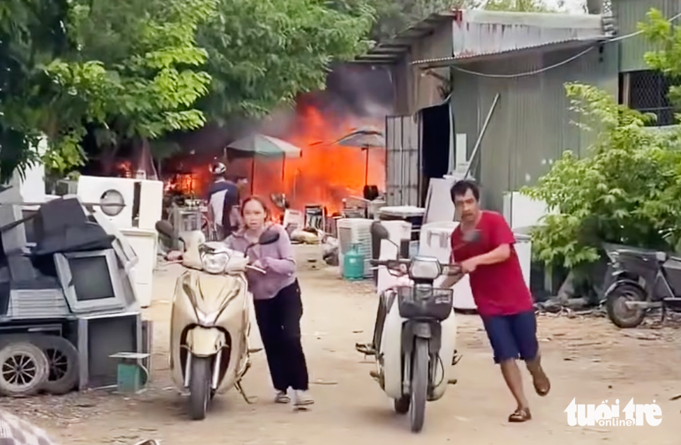 Cháy kho phế liệu cạnh chung cư, hàng trăm cư dân tháo chạy - Ảnh 2.