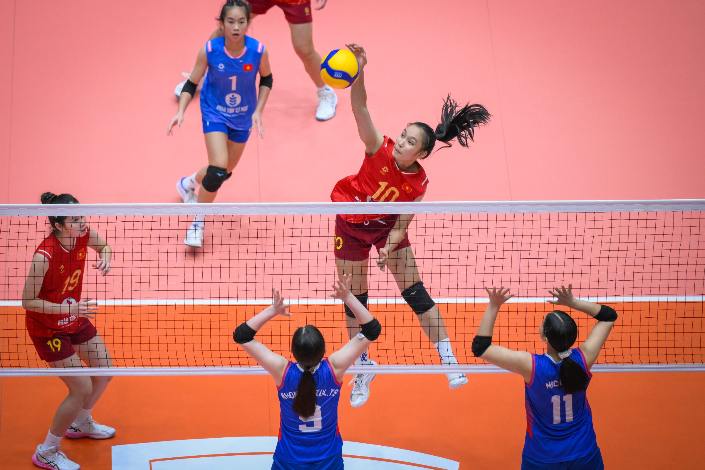 Bóng chuyền nữ U18 Việt Nam trở lại mạch thắng sau khi gây bất ngờ trước Trung Quốc - Ảnh 1.