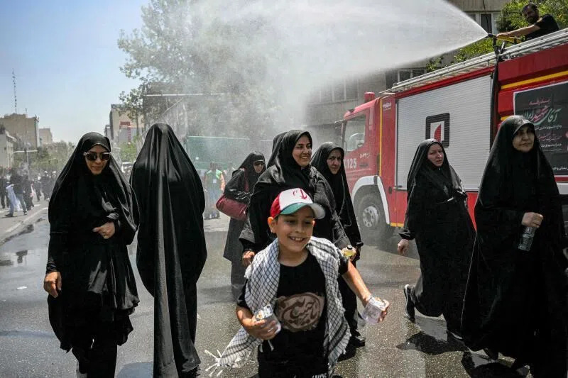 Khi nỗi đau hóa thành sự gắn kết: Không khí đặc biệt trên đường phố Iran ngày quốc tang - Ảnh 6.