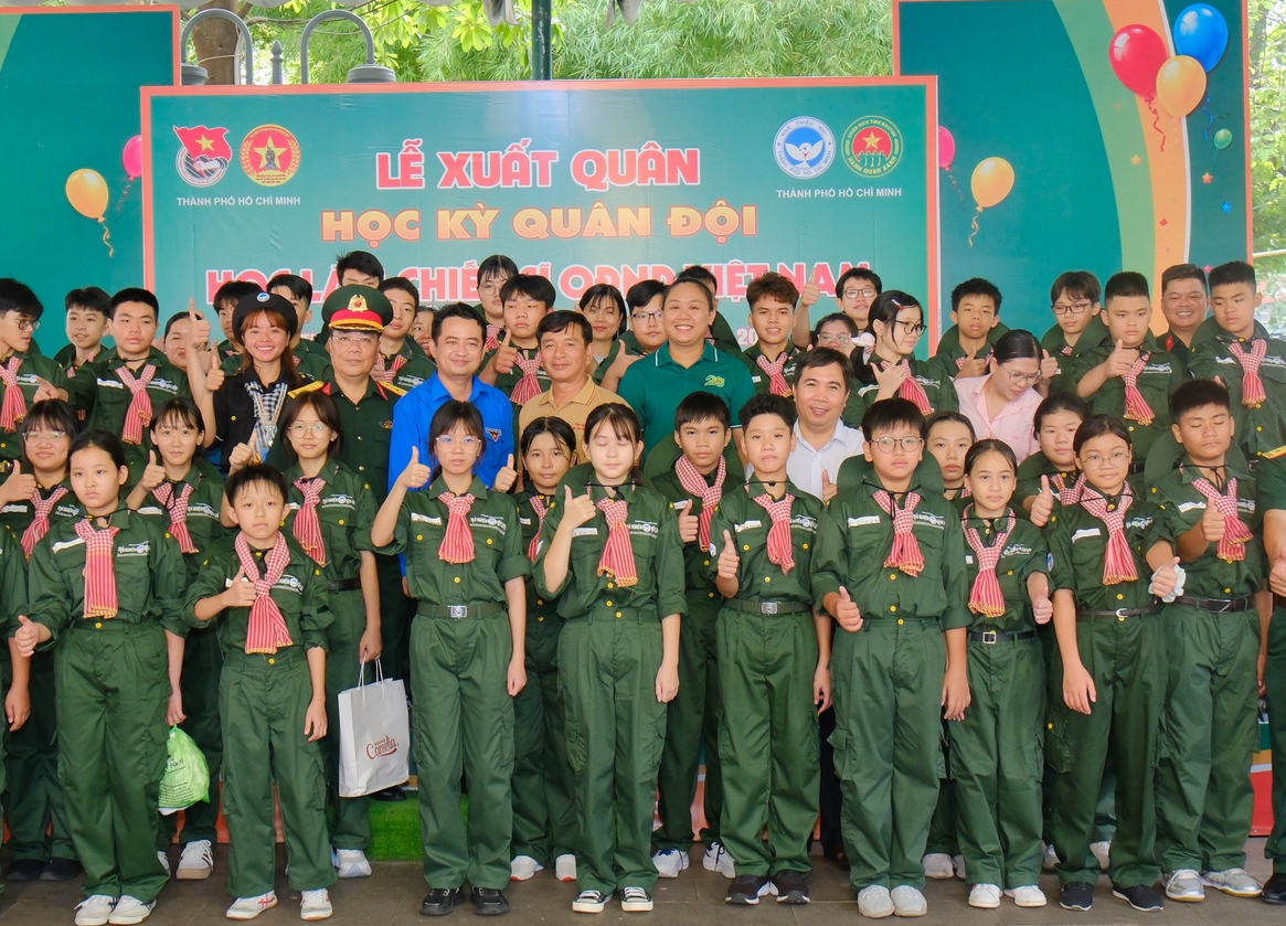 130 'chiến sĩ nhí' lên đường nhập ngũ học kỳ quân đội 2026 - Ảnh 1.