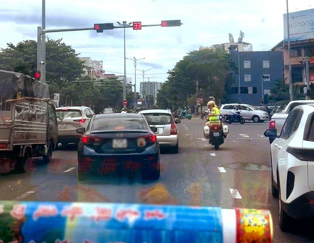 CSGT Đà Nẵng mở đường gần 20km giữa giờ cao điểm, đưa người bị hôn mê đi cấp cứu - Ảnh 2.