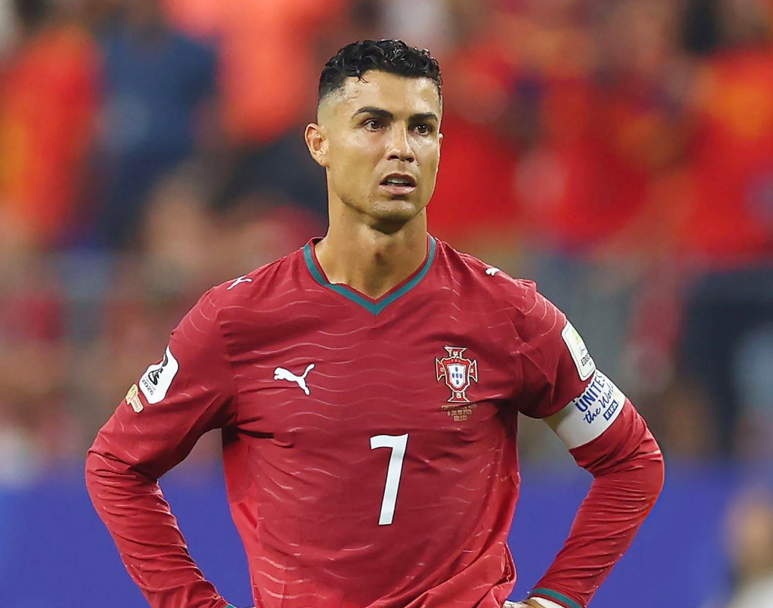 Ronaldo là 1 trong 3 cầu thủ Bồ Đào Nha chơi tệ nhất - Ảnh 1.