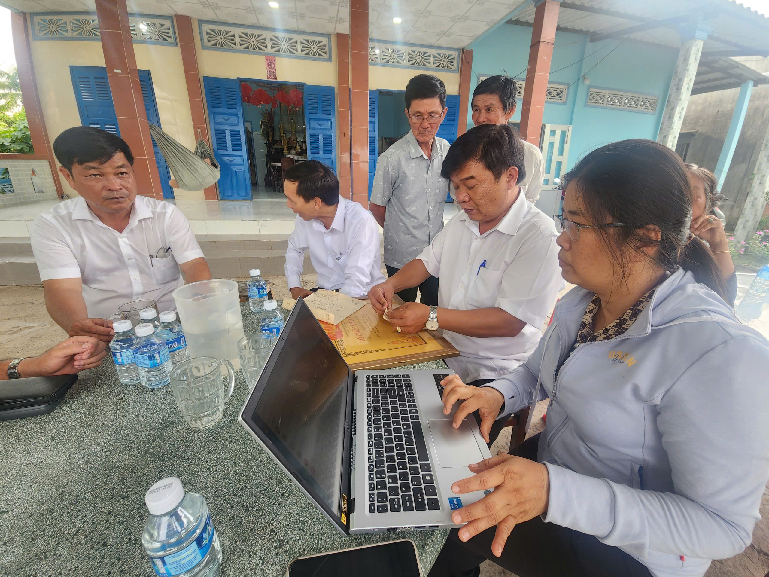 Chính uỷ Bộ tư lệnh TP.HCM đang đến nhà người nhận thân nhân liệt sĩ Huỳnh Văn Quên - Ảnh 1.