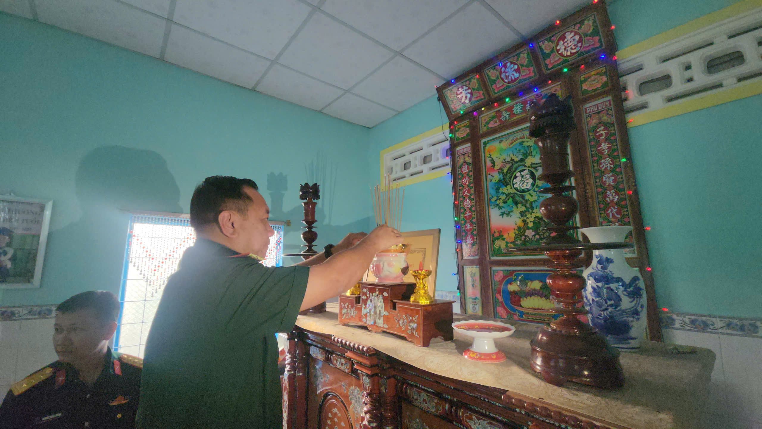 Chính uỷ Bộ tư lệnh TP.HCM đang đến nhà người nhận thân nhân liệt sĩ Huỳnh Văn Quên - Ảnh 2.