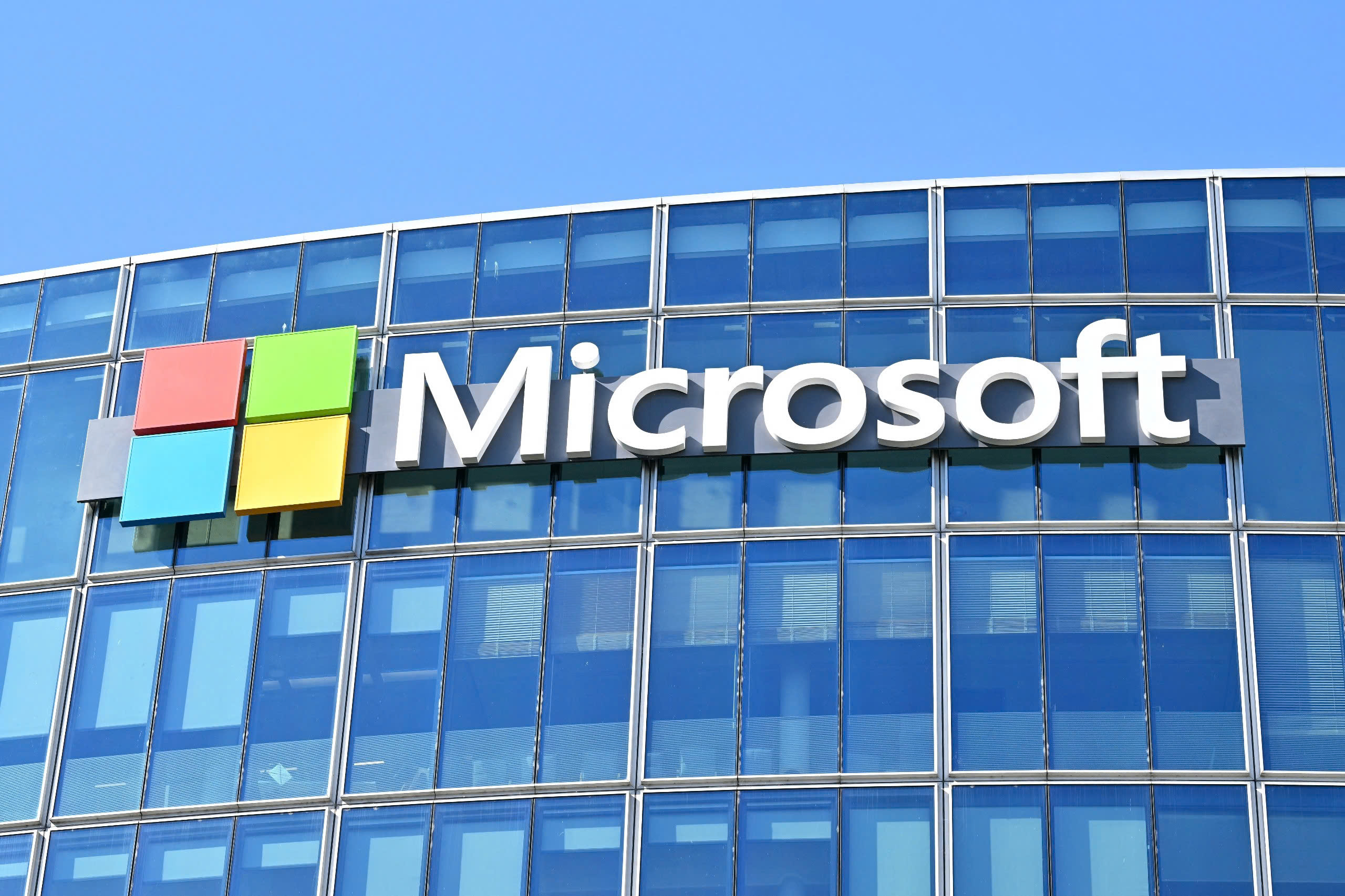 Microsoft cắt 4.800 việc làm, nối dài làn sóng sa thải vì AI - Ảnh 1.