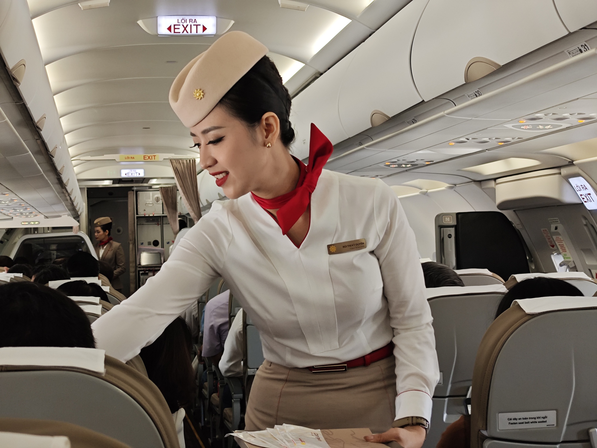 Hãng bay vào mùa săn tiếp viên: lương trên 20 triệu/tháng, phí đào tạo 0 đồng - Ảnh 2.